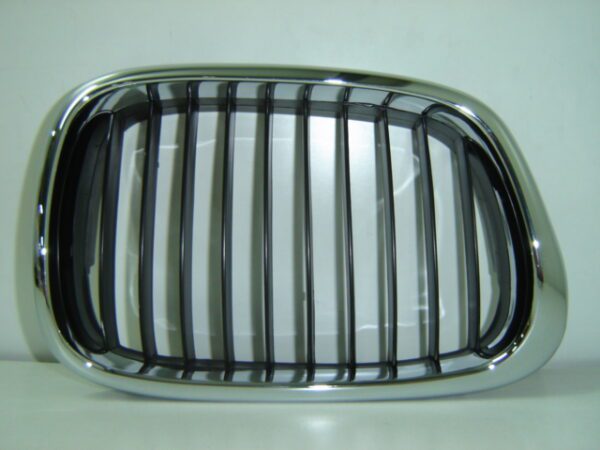 BMW E39 2000 REJILLA DERECHO