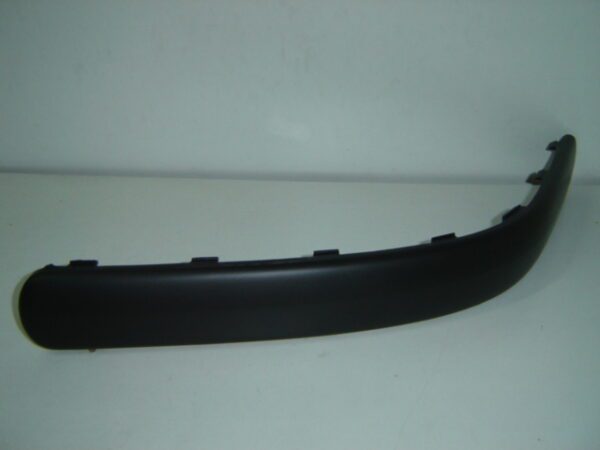 VOLKSWAGEN GOLF 1997 MOLDURA PARAGOLPES TRASERO DERECHO NEGRO