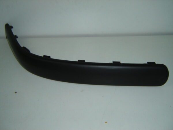 VOLKSWAGEN GOLF 1997 MOLDURA PARAGOLPES TRASERO IZQUIERDO NEGRO