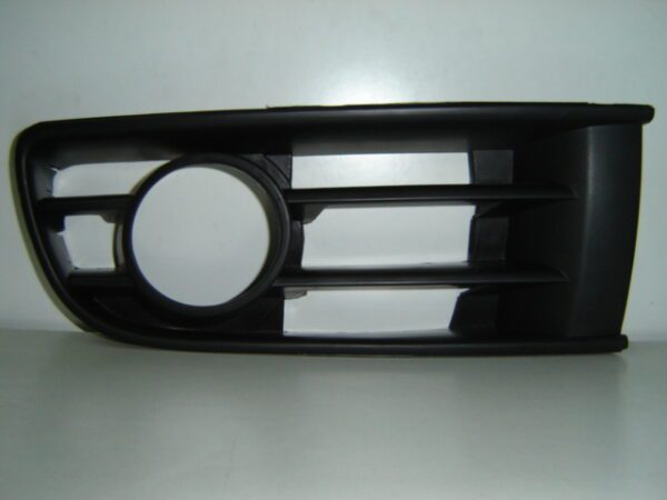 VOLKSWAGEN POLO 2002 REJILLA PARAGOLPES FRONTAL IZQUIERDO CON ANTINIEBLA FARO
