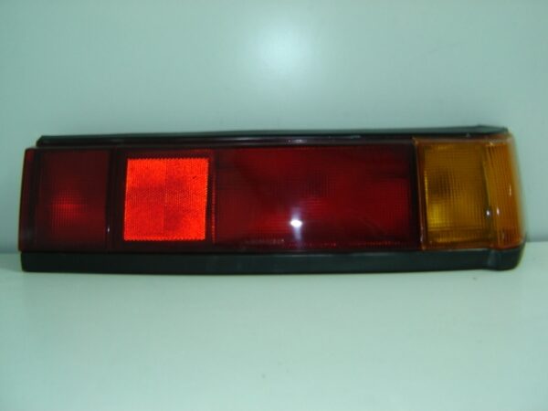 HONDA CIVIC 1984 PILOTO TRASERO DERECHO 3 PUERTAS