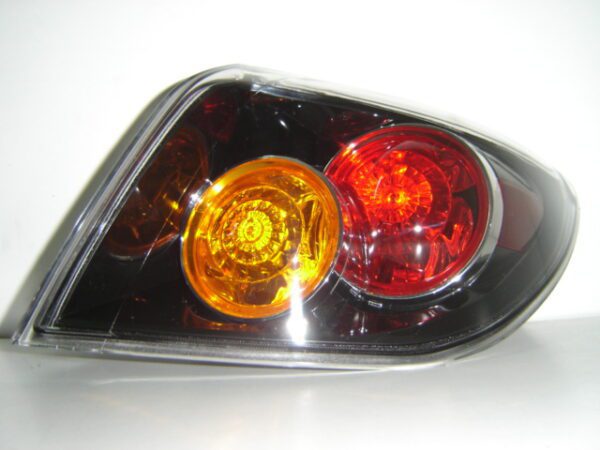 MAZDA 3 H-B 2004 PILOTO TRASERO DCH(EXTERIOR/TRANSPARENTE)