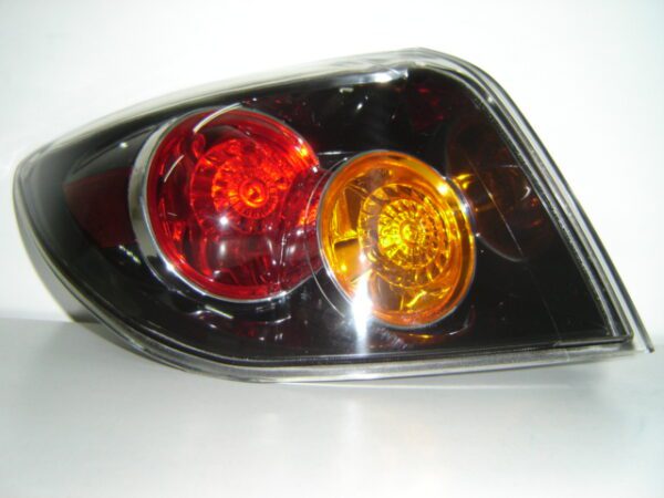 MAZDA 3 H-B 2004 PILOTO TRASERO IZQ(EXTERIOR/TRANSPARENTE)