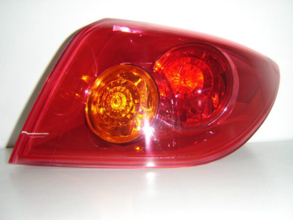 MAZDA 3 H-B 2004 FARO TRASERO DERECHO ( CANT-ROJO