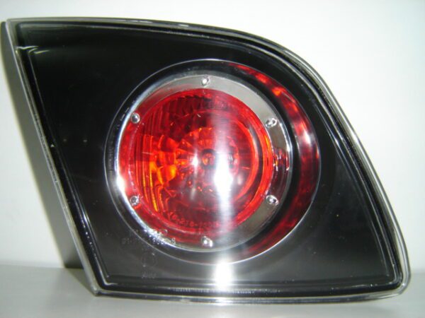 MAZDA 3 H-B 2004 FARO TRASERO IZQUIERDO ( PORTON TRASERO )