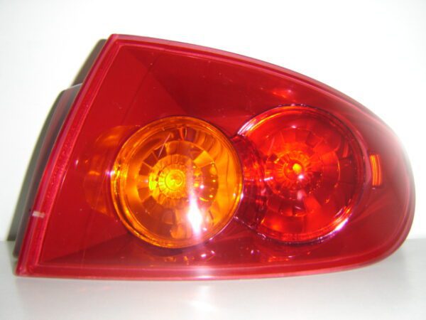 MAZDA 3 SEDAN 4P 2004 2007 PILOTO TRASERO DERECHO EXTERIOR ( ROJO )