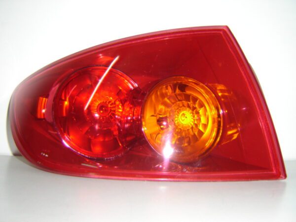 MAZDA 3 SEDAN 4P 2004 2007 PILOTO TRASERO IZQUIERDO EXTERIOR ( ROJO )