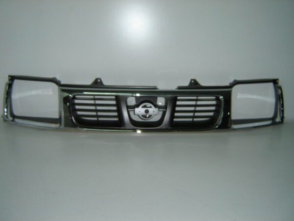 NISSAN D22 1998 REJILLA CROMADO